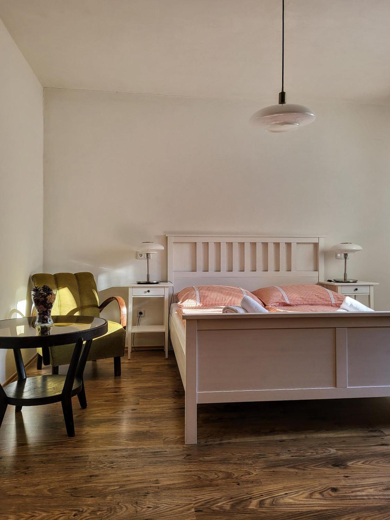 Apartmany Cerveny Dvur Chvalsiny Exterior photo